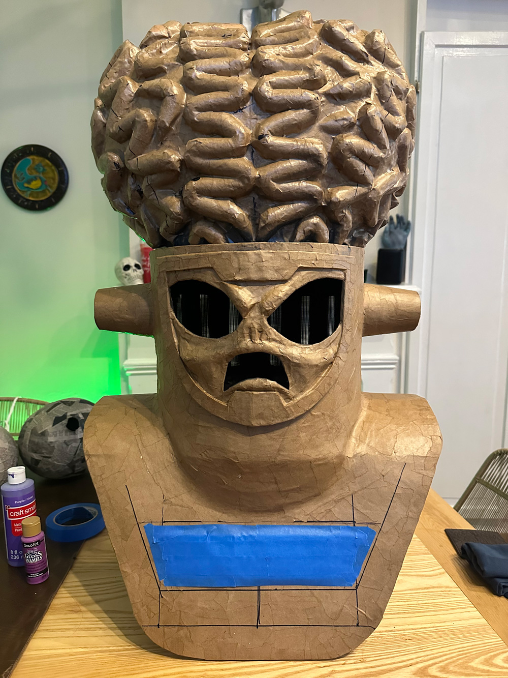 All parts assembled: the alien face, head, brain, and shoulders
