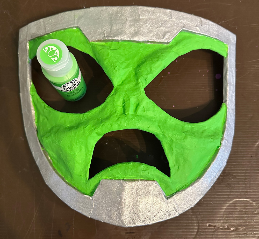 Painting the alien face solid green