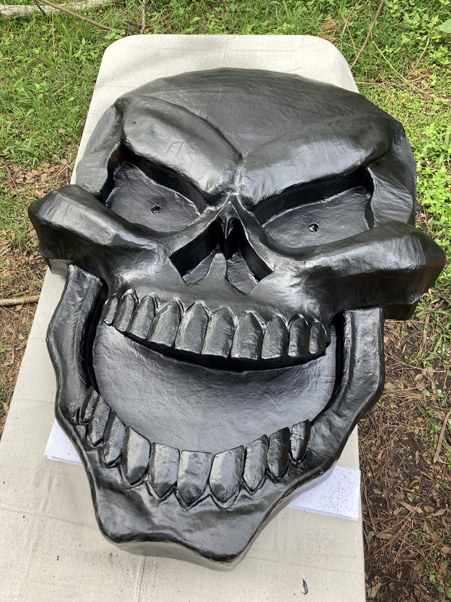 Giant paper mach&eacute; skull Halloween decoration - Flex Seal