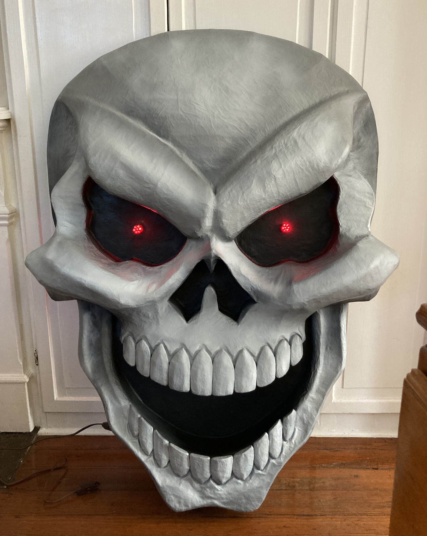 Giant paper mach&eacute; skull Halloween decoration - finished!